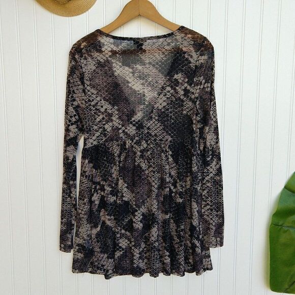 Torrid Snakeskin Print Mesh Surplice Babydoll Top Size 00 10 Stretch V Neck - Picture 8 of 9